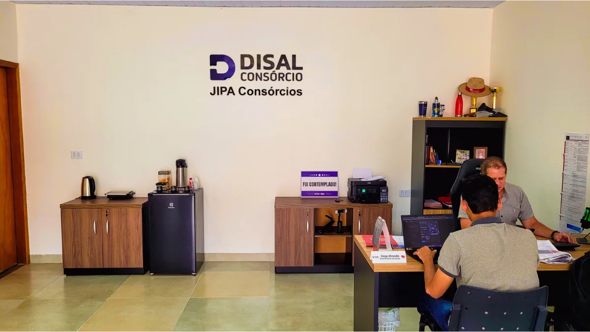Interior da JIPA Consórcios durante um atendimento